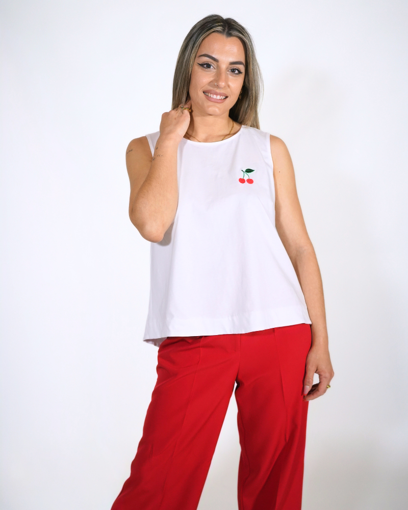 124chrtop Το βαμβακερό Cherry Top σε portrait λήψη, που δείχνει τη στρογγυλή λαιμόκοψη και τα κεντημένα κεράσια.